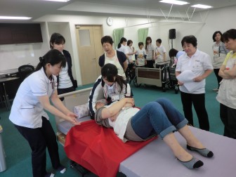 社内研修 「介助者の腰痛予防」 を開催しました。